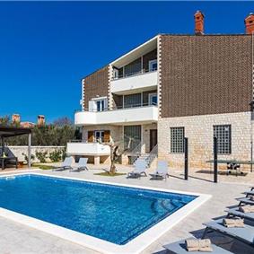 6 bedroom villa with pool near Pula, sleeps 12